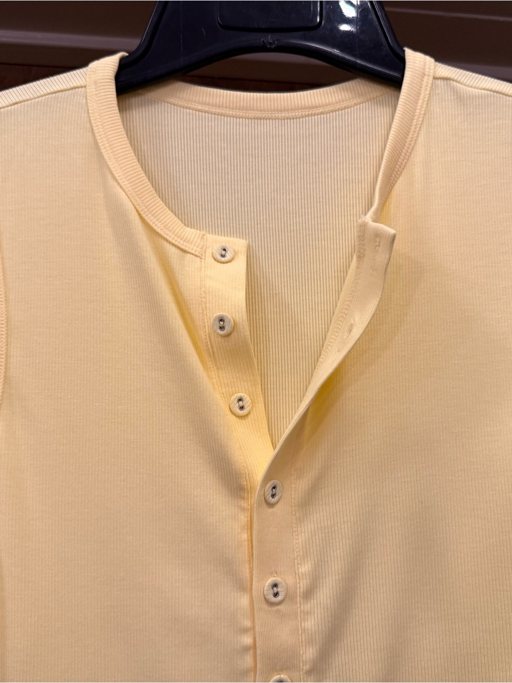 Sleeveless Yellow Button-Front Ribbed Tank Top - Picture 2 of 3